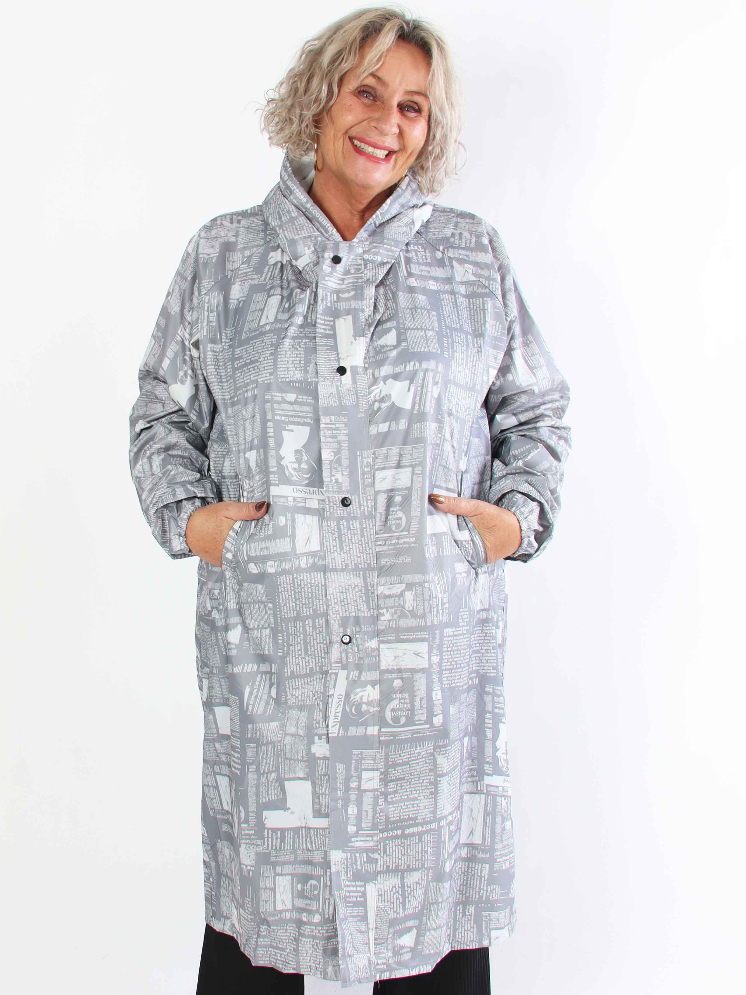 Reina Print - Plus size regnjakke med avisprint
